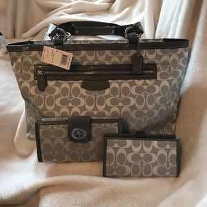 Coach large tote w/wallet & check book cover